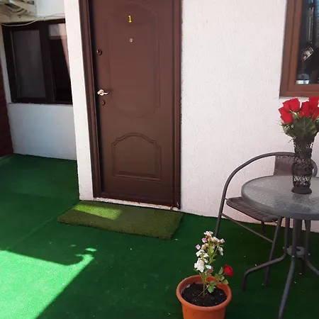 Aura's West Private Parking In Front Yard Бухарест