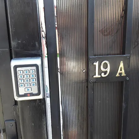 Apartment Aura's West Private Parking In Front Yard *