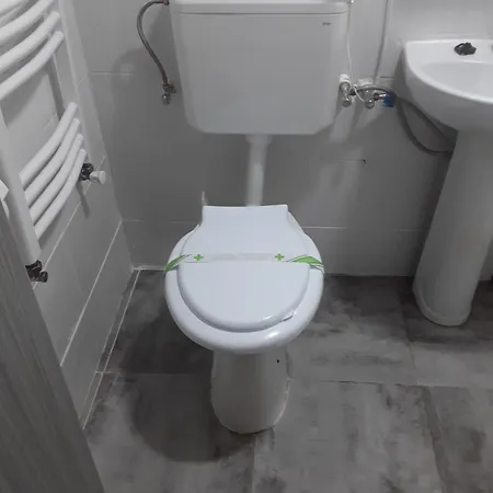 Aura's West Private Parking In Front Yard *