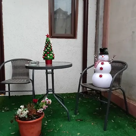 Aura's West Private Parking In Front Yard *