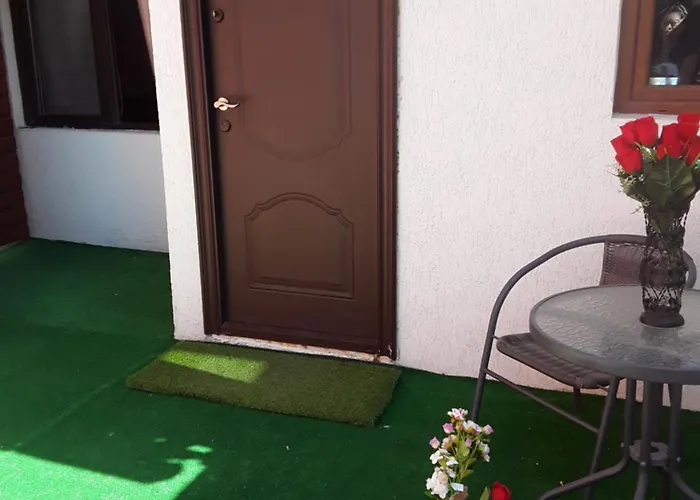 Aura's West Private Parking In Front Yard Бухарест