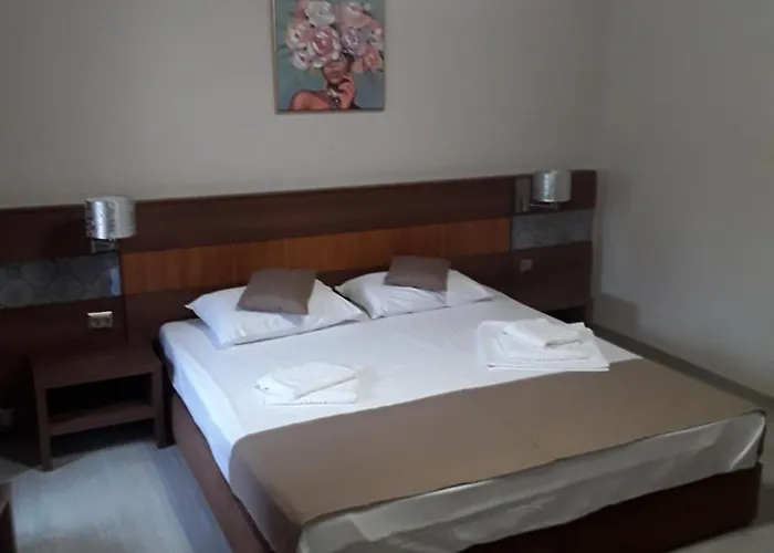 West Queen Private Parking Апартаменты