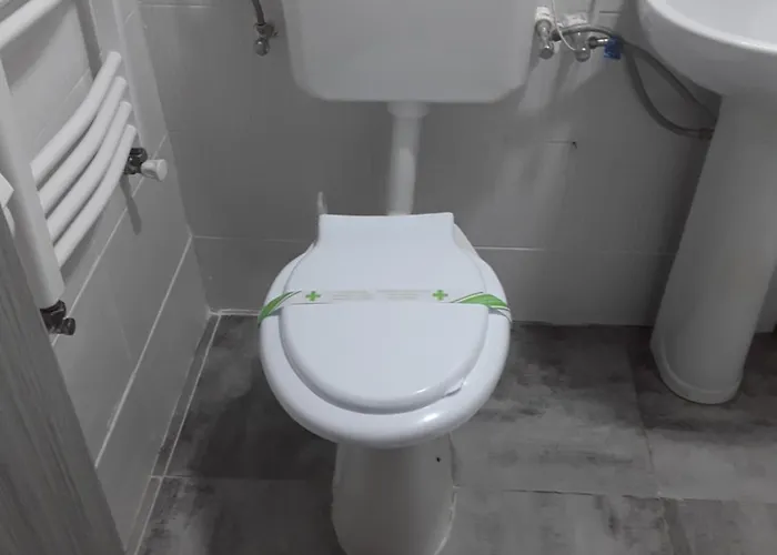 West Queen Private Parking *