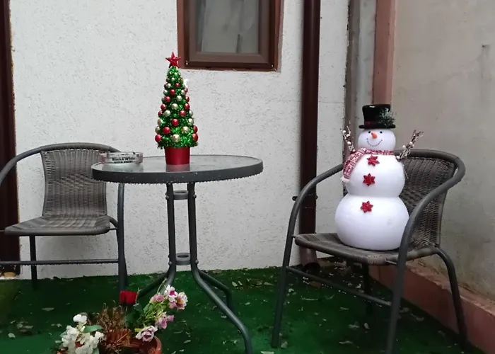 Aura's West Private Parking In Front Yard *