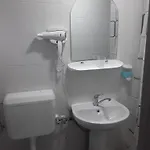 West Queen Private Parking Апартаменти