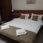 Апартаменти West Queen Private Parking *