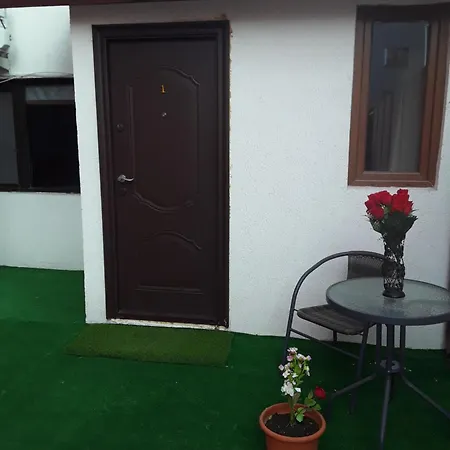 Aura's West Private Parking In Front Yard *