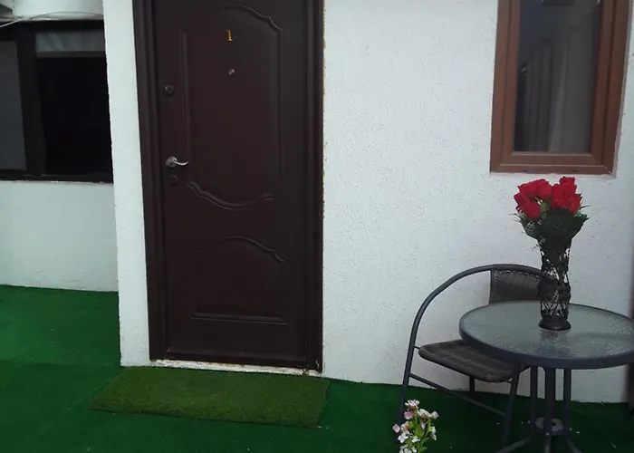 West Queen Private Parking *